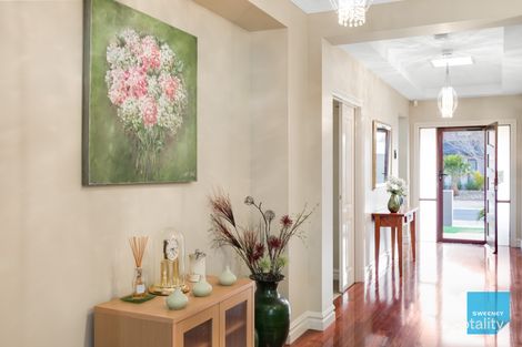 Property photo of 10 Glenmaggie Chase Caroline Springs VIC 3023