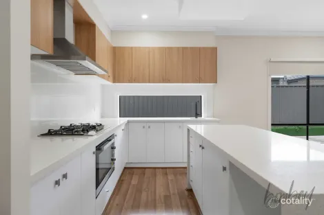 Property photo of 14 Shale Way Wollert VIC 3750