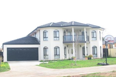 33 Pinewood Cres, Cairnlea, VIC 3023