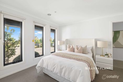 Property photo of 14 Macleod Circuit Pakenham VIC 3810