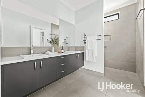 Property photo of 10 Bunyip Drive Drouin VIC 3818