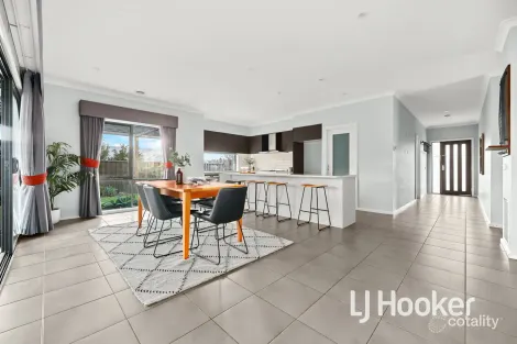 Property photo of 10 Bunyip Drive Drouin VIC 3818