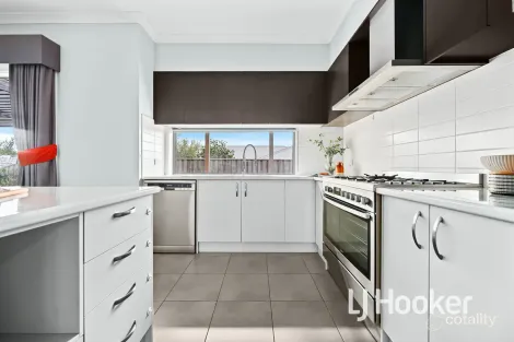 Property photo of 10 Bunyip Drive Drouin VIC 3818