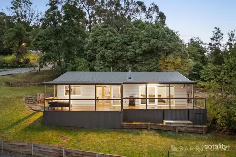 26 Kitchener Pde, Cockatoo, VIC 3781