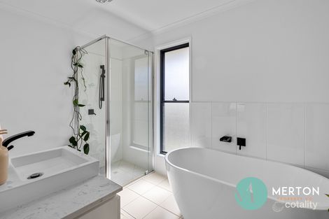 Property photo of 8 Sunburst Place Southside QLD 4570