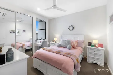 Property photo of 17/37 Sickle Avenue Hope Island QLD 4212