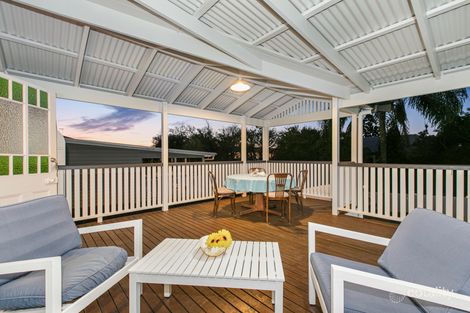 16 Cromwell St, Wooloowin, QLD 4030