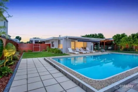 20 Boongala Rd, Broadbeach Waters, QLD 4218