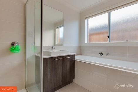 Property photo of 14 Wheelers Park Drive Cranbourne North VIC 3977