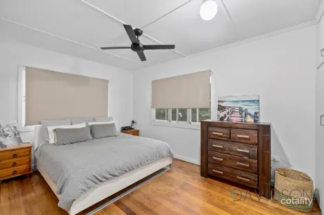 Property photo of 4 Bright Avenue Labrador QLD 4215