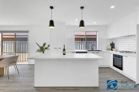 Property photo of 24 Mulberry Pass Craigieburn VIC 3064