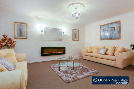 Property photo of 2 Moya Close Endeavour Hills VIC 3802