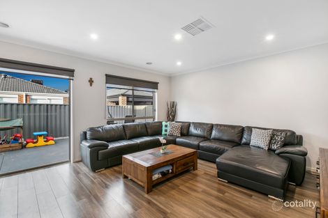 Property photo of 18 Yellow Robin Circuit Cranbourne East VIC 3977