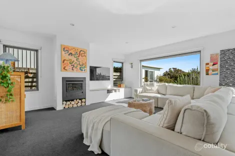 Property photo of 16 Martin Laurence Place Port Fairy VIC 3284