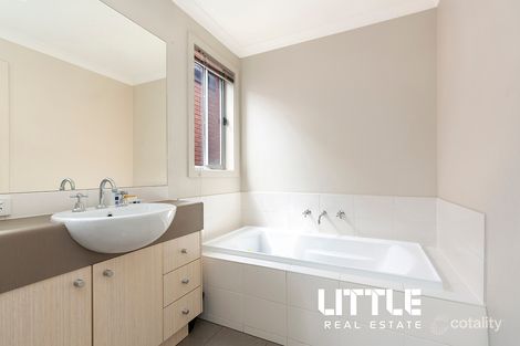 Property photo of 19 Kimberley Grove Pakenham VIC 3810