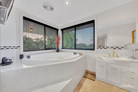Property photo of 35 Cherryhills Drive Cranbourne VIC 3977