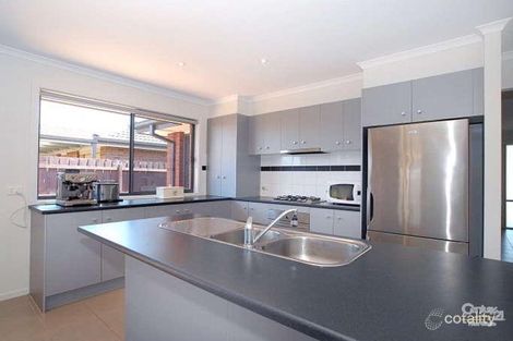 Property photo of 28 Sing Crescent Berwick VIC 3806