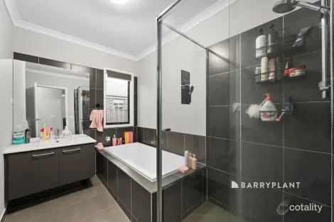 Property photo of 16 Pioneer Way Officer VIC 3809