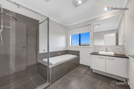 Property photo of 6 Bellview Drive Rockbank VIC 3335