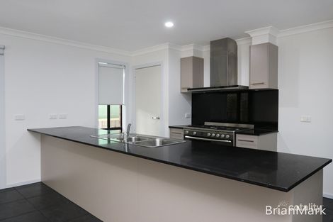 Property photo of 5 Adon Walk Manor Lakes VIC 3024