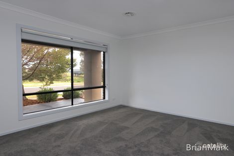 Property photo of 5 Adon Walk Manor Lakes VIC 3024