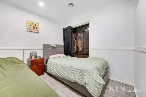 Property photo of 28 Reading Close Roxburgh Park VIC 3064