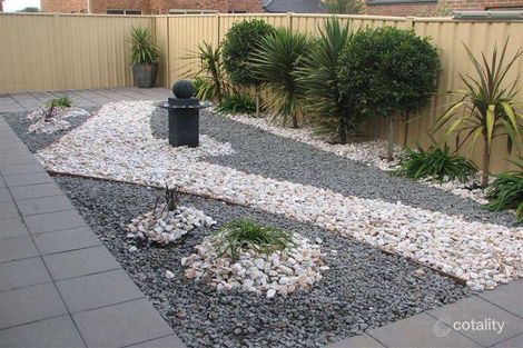 Property photo of 10 Renfrey Gardens Caroline Springs VIC 3023
