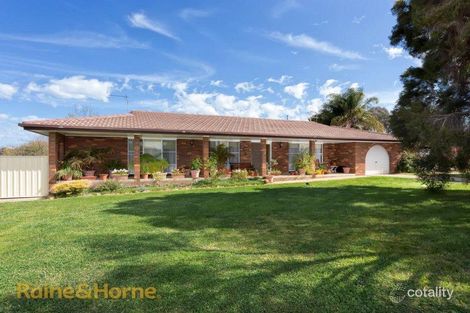 2 Pinaroo Dr, Glenfield Park, NSW 2650