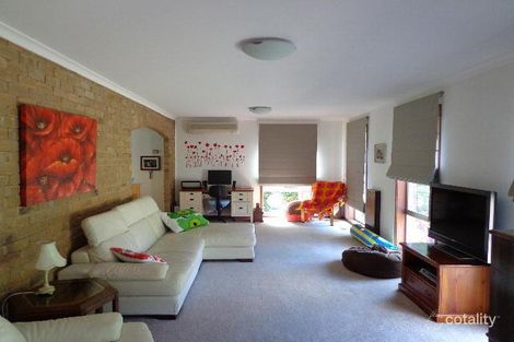 Property photo of 11 Gibbes Place Weetangera ACT 2614
