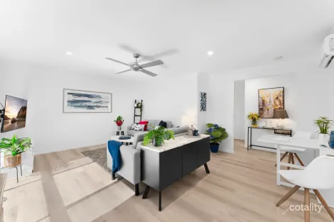 2/5 Liam Ct, Labrador, QLD 4215