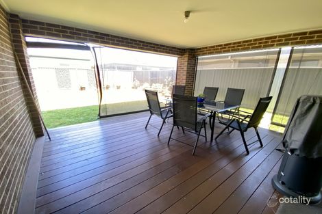 Property photo of 3 Bellsquarry Avenue Cranbourne East VIC 3977