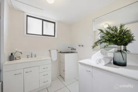 Property photo of 4/14 Brett Avenue Labrador QLD 4215