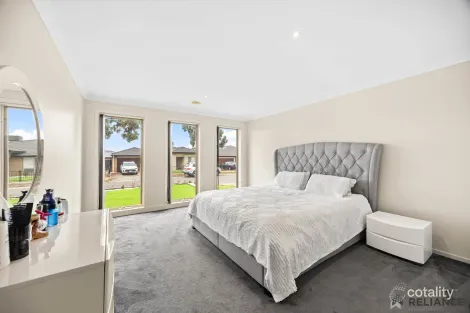 Property photo of 35 Danfield Drive Tarneit VIC 3029