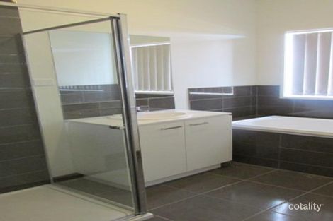 8 Brocker St, Clyde North, VIC 3978