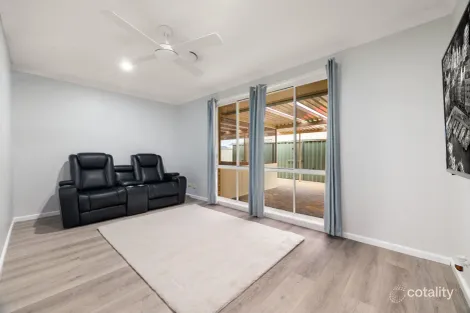 Property photo of 33 Archibald Crescent Rosemeadow NSW 2560