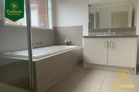Property photo of 5 Maddock Drive Cranbourne East VIC 3977