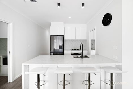 Property photo of 14 Hinchinbrook Close Caroline Springs VIC 3023