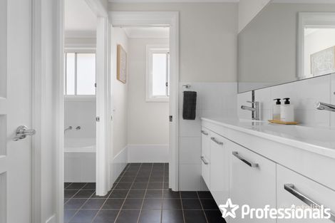 Property photo of 28 Cheviot Drive Kelso NSW 2795