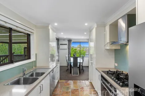 Property photo of 33 Bimbadeen Drive Mooroolbark VIC 3138