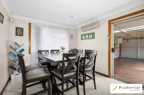 Property photo of 1/4 Plume Close Macquarie Fields NSW 2564