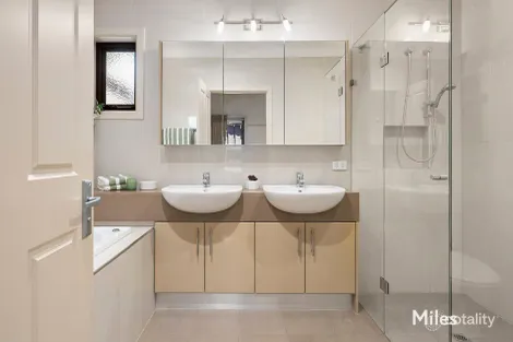 Property photo of 2/17 Abbotsford Grove Ivanhoe VIC 3079