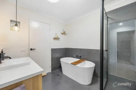 Property photo of 5 Horseshoe Parade Fraser Rise VIC 3336