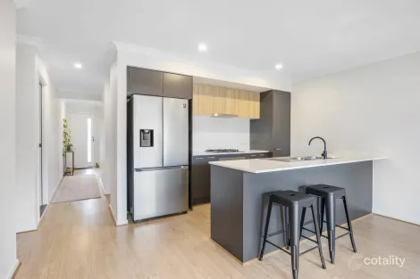 Property photo of 5 Horseshoe Parade Fraser Rise VIC 3336
