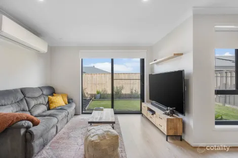 Property photo of 5 Horseshoe Parade Fraser Rise VIC 3336