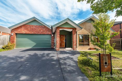 18 Baynton Cres, Lynbrook, VIC 3975