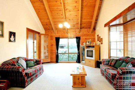 Property photo of 24 Wendover Place Yallambie VIC 3085