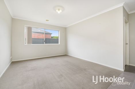 Property photo of 35 Downing Square Pakenham VIC 3810