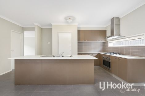 Property photo of 35 Downing Square Pakenham VIC 3810