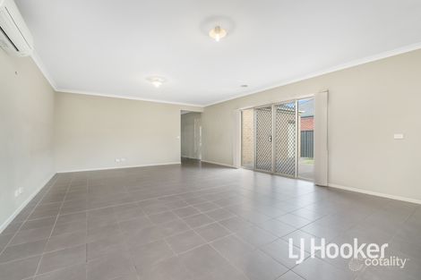 Property photo of 35 Downing Square Pakenham VIC 3810
