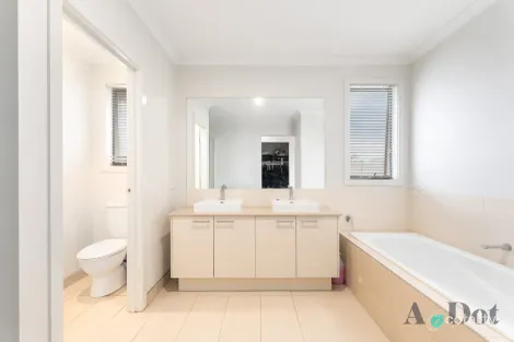 Property photo of 30 Burnham Crescent Keysborough VIC 3173